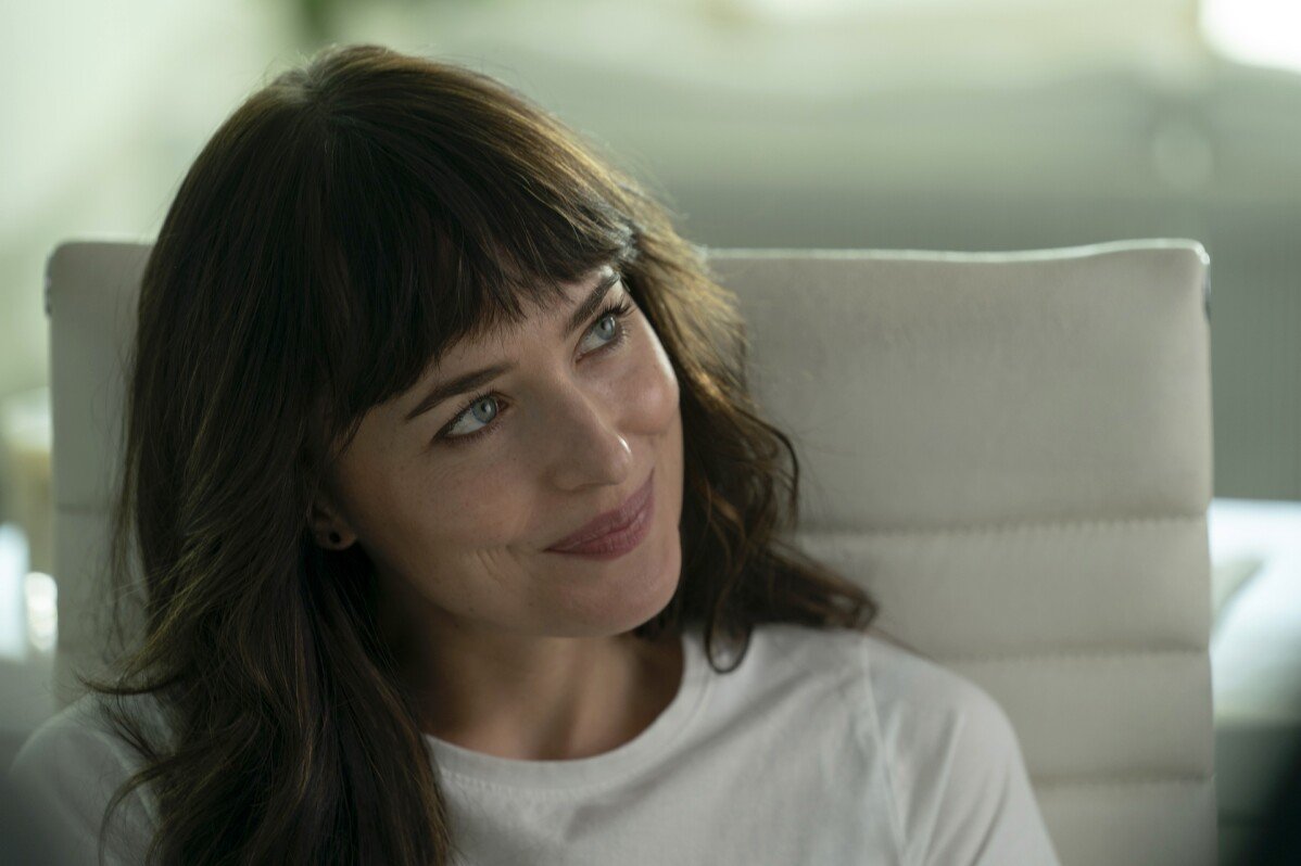 Revisão do Filme: Dakota Johnson traz sua autenticidade vencedora para a doce comédia de amizade 'Estou Bem?'