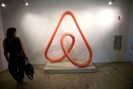 Detalhes do plano do Airbnb para expandir além de aluguéis de curto prazo, incluindo co-hosting e relançamento de 'experiências'